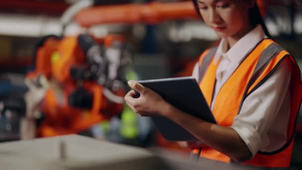 女性技術者とチームの肖像倉庫でロボット機械をチェックし 工業製造工場で働く安全均一な保護を持つ工業技術者の労働者 — ストック動画