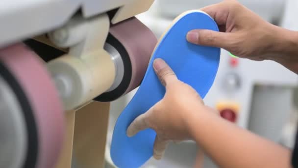 假肢制造厂插座用假肢技师雕塑机铸 假肢制造高技术 残疾人假肢新生产 — 图库视频影像