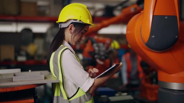 Trabalhadora Engenheira Industrial Feminina Segurando Tablet Trabalhando Fábrica Armazém Industrial — Vídeo de Stock