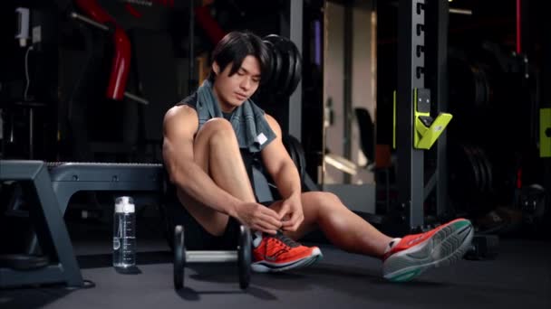 Atleta Profissional Durante Treino Muscular Centro Fitness Homem Forte Tomando — Vídeo de Stock