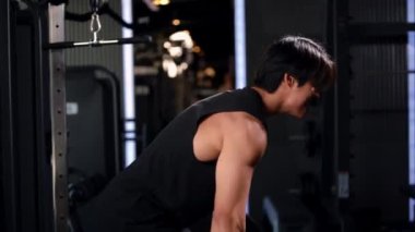 Spor kulübünde ağırlık kaldıran sağlıklı bir adam, spor salonunda spor eğitimi alan sağlıklı bir adam, vücut geliştirme egzersizi...