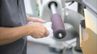 Protez üretim fabrikasında protez teknisyen alçı kalıbı, protez üretiminde yüksek teknoloji, engelliler için yeni yapay uzuv üretimi.