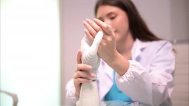 Profesyonel teknisyen protez imalatında robot biyonik kolu test ediyor, teknisyen yapay protez eli kontrol ediyor ve kontrol ediyor, protez imalatında teknoloji