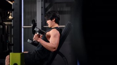 Spor kulübünde ağırlık kaldıran güçlü bir adam, spor salonunda spor eğitimi alan sağlıklı bir adam, vücut geliştirme egzersizi...