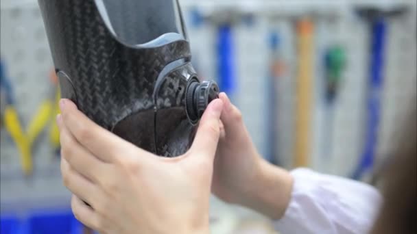 義肢の検査と研究室で働く若い女性技術者 義肢製造のハイテク技術を持つ専門家 障害者のための新しい人工肢生産 — ストック動画