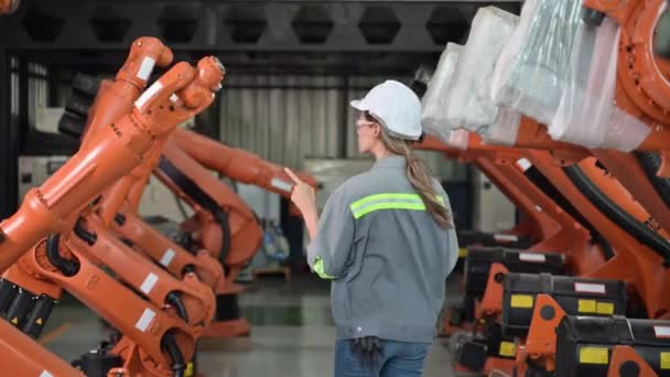 Работница Технического Обслуживания Работающая Автоматизацией Роботизированных Машин Заводе Женщина Техник — стоковое видео