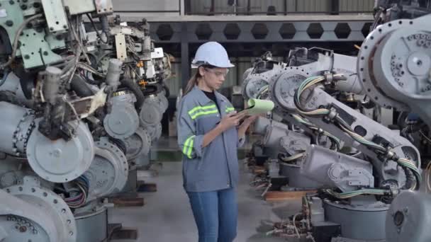 Trabalhadora Engenheira Manutenção Trabalhando Com Automação Máquinas Robóticas Fábrica Técnica — Vídeo de Stock