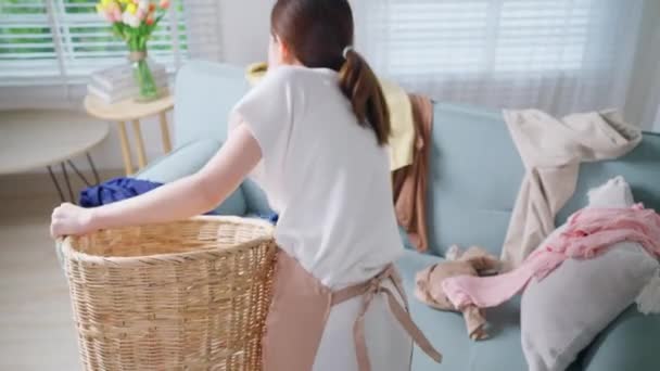 Evdeki Oturma Odasını Temizleyen Genç Bir Kadın Temizlikçi Bir Kadın — Stok video