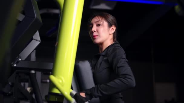 Chica Fitness Que Tiene Entrenamiento Deportivo Gimnasio Atleta Profesional Durante — Vídeo de stock