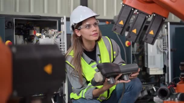 Onderhoudsingenieur Werkt Met Robotmachine Automatisering Fabriek Vrouwelijke Technicus Met Slimme — Stockvideo