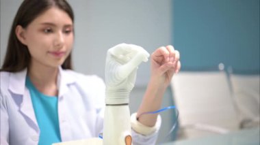 Profesyonel teknisyen protez imalatında robot biyonik kolu test ediyor, teknisyen yapay protez eli kontrol ediyor ve kontrol ediyor, protez imalatında teknoloji