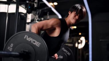 Spor kulübünde ağırlık kaldıran sağlıklı bir adam, spor salonunda spor eğitimi alan sağlıklı bir adam, vücut geliştirme egzersizi...