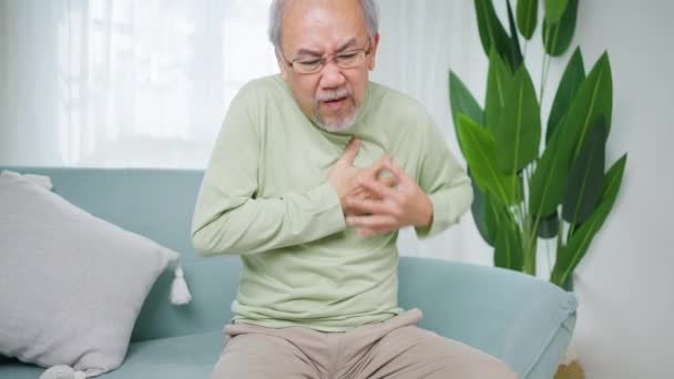 Hartinfarctsymptomen Oudere Man Met Hartaanval Die Huis Lijdt Oudere Hand — Stockvideo