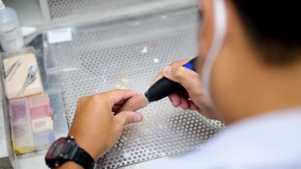 Technicien Fabriquant Dispositif Prothétique Aide Une Meuleuse Pour Lisser Prise — Video