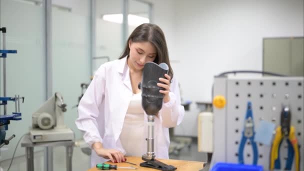 Молодая Женщина Техник Проводит Проверку Протезов Ног Работает Лаборатории Специалист — стоковое видео