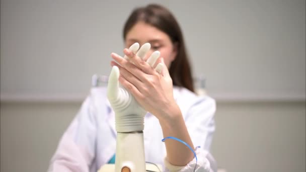Tecnico Professionista Che Prova Braccio Bionico Robotico Nella Produzione Protesica — Video Stock