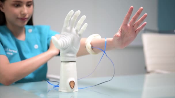 专业技术人员在假肢制造中检测机器人仿生臂 技师检查和控制人造假肢手 假肢制造技术 — 图库视频影像