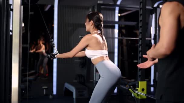 Para Mężczyzn Kobiet Ćwiczących Nowoczesnym Centrum Gimnastycznym Sportowcy Muskularni Aktywnie — Wideo stockowe