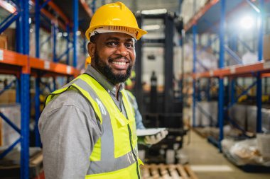 Depo çalışanları depodaki kutuları kontrol ediyor, profesyonel depo çalışanları forklift yükleyicisi, lojistik ve ticari ihracat konseptiyle karton kutuları taşıyorlar.