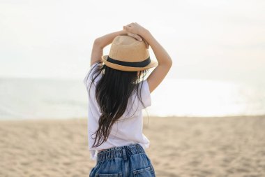 Mutlu kız ailesiyle kumsalda seyahat, tatilde ailecek kumsalda zaman geçirmek, sahil seyahatinde aile, tatilde mutlu Asyalı aile seyahatleri.