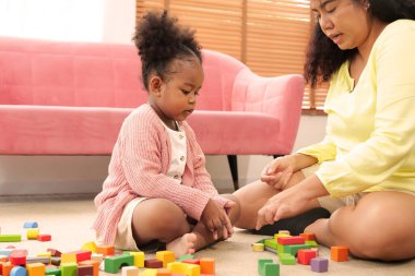 Mutlu anne, kızıyla, ebeveyniyle ve çocuğuyla oyuncak oynayarak, etkinliklerle eğlenerek ve evde oyun oynayarak, hafta sonu evde boş vakit geçirerek vakit geçirir.
