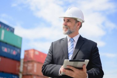 Denizaşırı nakliye konteynır sahasında, Lojistik tedarik zinciri yönetiminde, uluslararası iyi ithalat ve ihracat