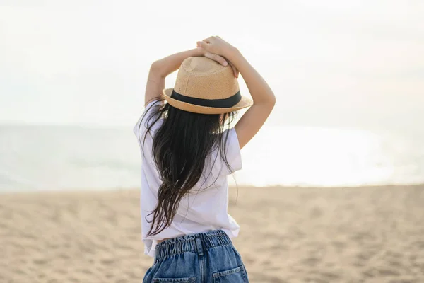 Glückliche Mädchen Reisen Strand Mit Der Familie Familie Verbringen Urlaubszeit — Stockfoto