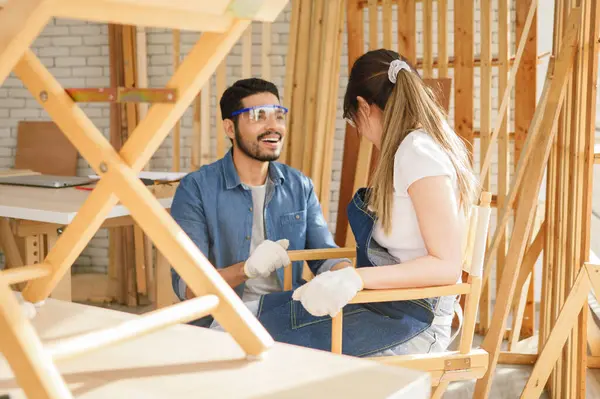 Trabajadores Carpinteros Felices Trabajando Juntos Haciendo Muebles Madera Taller Artesanía — Foto de Stock