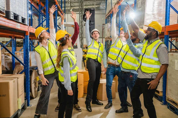 Grupo Trabalhadores Armazém Feliz Comemorando Sucesso Fábrica Armazém Trabalhadores Alegres — Fotografia de Stock