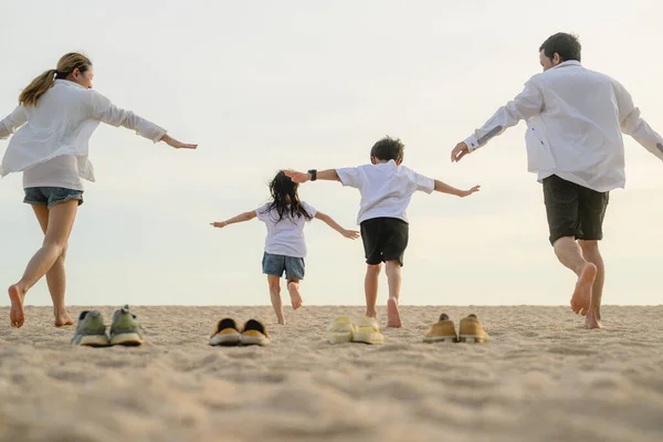 Família Feliz Desfrutando Juntos Praia Férias Férias Família Com Viagens — Fotografia de Stock