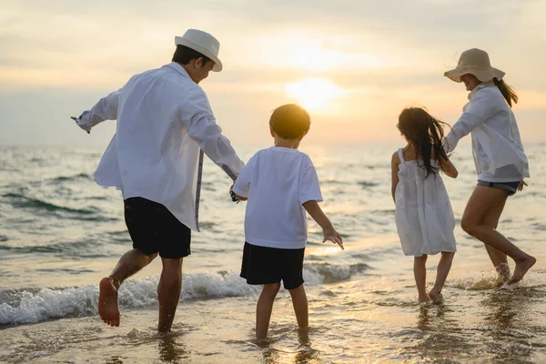 Gelukkige Familie Genieten Samen Het Strand Vakantie Gezin Met Strand — Stockfoto
