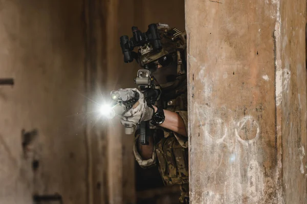 Tim Ahli Tentara Dengan Senjata Menyerang Musuh Selama Operasi Militer — Stok Foto