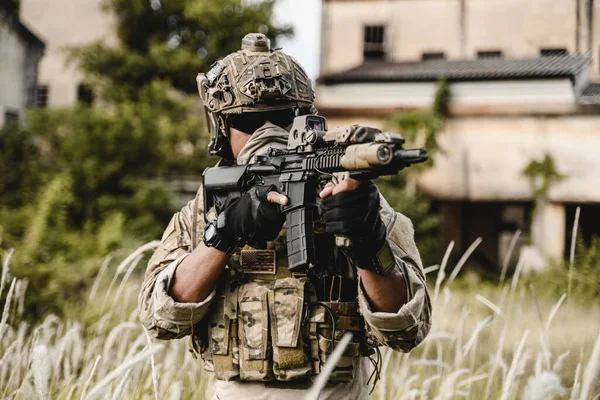 Intelligente Teamarbeit Von Soldaten Die Vorwärts Laufen Und Den Feind — Stockfoto