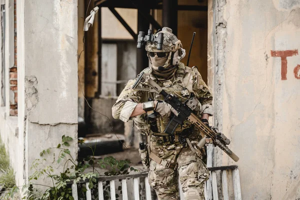 Soldado Exército Uniforme Combate Proteção Soldado Com Rifle Soldado Plantão — Fotografia de Stock