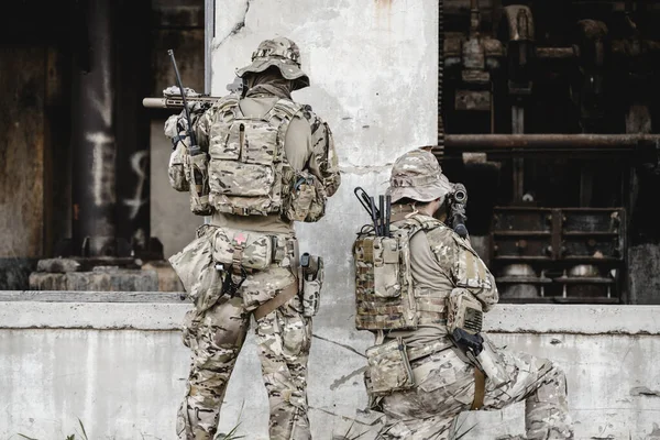 Travail Équipe Intelligent Des Soldats Courant Vers Avant Attaquant Ennemi — Photo