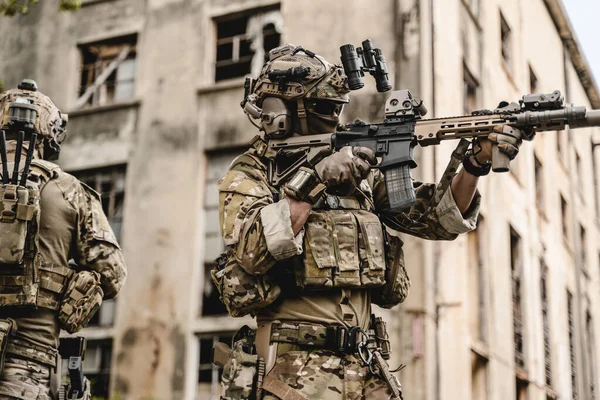 Esperto Team Soldati Che Attaccano Nemico Durante Operazione Militare Soldati — Foto Stock