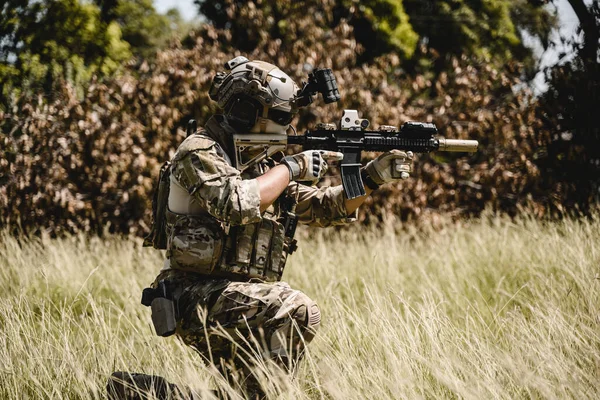 制服を着た陸軍兵士 森の中のライフル銃を持つ兵士 任務中の兵士 世界大戦フィールド上のアサルトライフルで撃つ軍兵士 — ストック写真