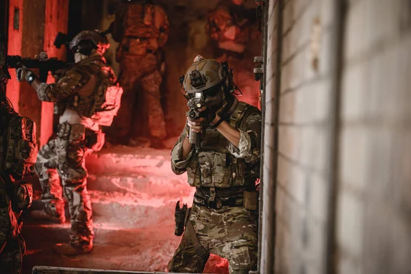 Expert Team Van Soldaten Vallen Vijand Tijdens Militaire Operatie Leger — Stockfoto