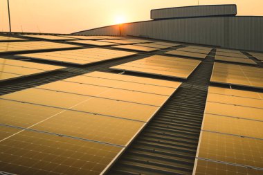 Çatıda güneş batımlı mavi fotovoltaik güneş panelleri, günbatımlı temiz ekolojik elektrik, yenilenebilir enerji, alternatif elektrik kaynağı, sürdürülebilir kaynaklar kavramı