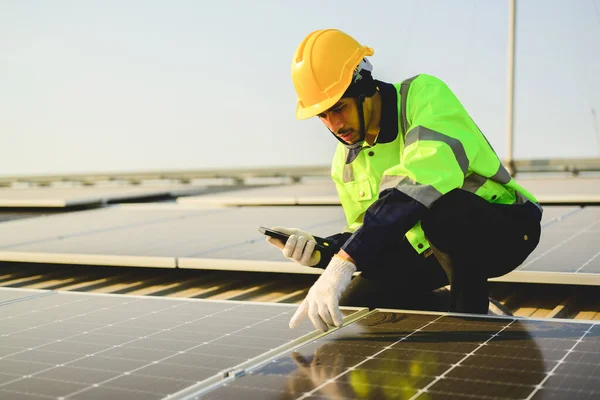 Ingenjör Arbetare Arbetar Solcellskraftverk Med Solnedgång Kvällen Solenergi Med Varm — Stockfoto