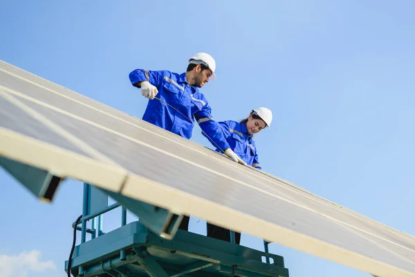 Technici Team Installeren Zonnepanelen Industriële Zonnecel Boerderij Ingenieurs Werken Bij — Stockfoto
