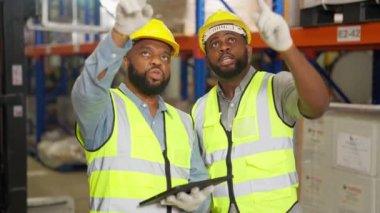 Depo çalışanları depodaki kutuları kontrol ediyor, profesyonel depo çalışanları forklift yükleyicisi, lojistik ve ticari ihracat konseptiyle karton kutuları taşıyorlar.