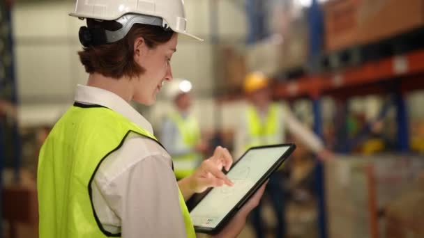 Equipe Engenheiros Armazém Feliz Com Colete Segurança Usando Tablet Verificando — Vídeo de Stock