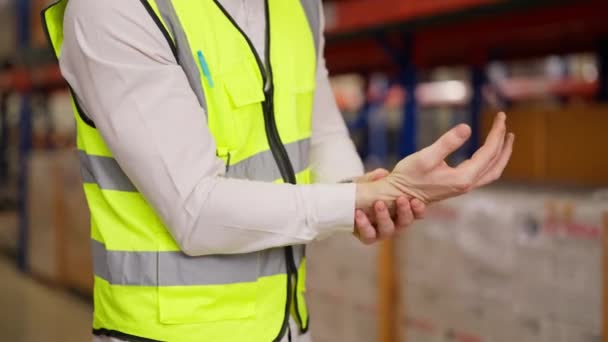 Hardworking Male Warehouse Engineer Suffering Hand Injury Working Warehouse Factory — Vídeo de Stock