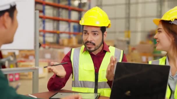Équipe Ingénieurs Entrepôt Heureux Avec Gilet Sécurité Utilisant Tablette Vérifier — Video
