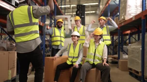 倉庫工場の成功を祝う幸せな倉庫労働者のグループ 仕事で楽しい陽気な労働者 仕事で幸せ 成功の概念 幸せなチームは彼らの成功した仕事を楽しむ — ストック動画