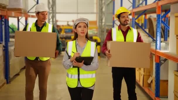 Gelukkig Magazijn Ingenieurs Team Met Veiligheidsvest Met Behulp Van Tablet — Stockvideo