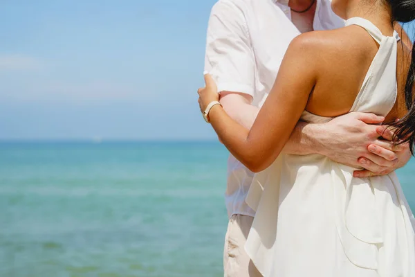 Happy Couple Embracing Together Dancing Tropical Beach Lovers Enjoying Honeymoon — Φωτογραφία Αρχείου
