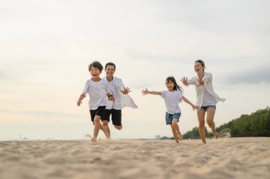 Mutlu aile tatilde sahilde birlikte eğleniyor, sahil seyahatinde olan aile tatilde eğlenen insanlar, yüksek kaliteli fotoğraflar.