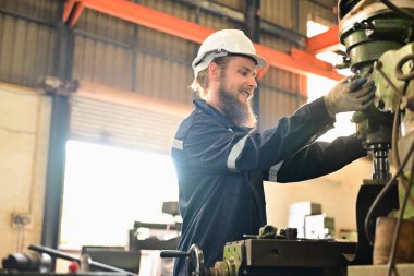 Makine mühendisleri fabrikadaki motor makinelerini tamir ediyor, imalat fabrikasındaki makineleri kontrol eden ve denetleyen işçiler, makine bakım konsepti, yapay zeka teknolojisi...